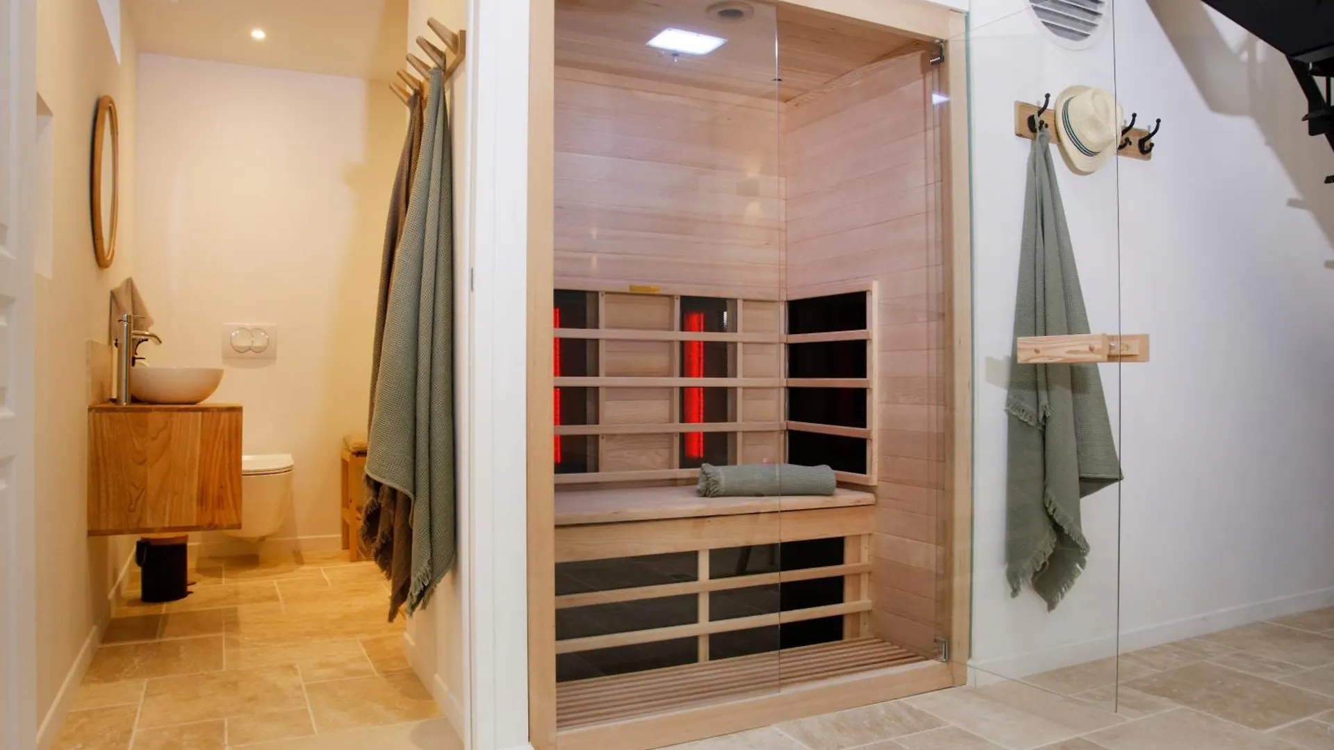 Le Domaine De Soani - Piscine Interieure, Jacuzzis & Sauna Saint-Evarzec France